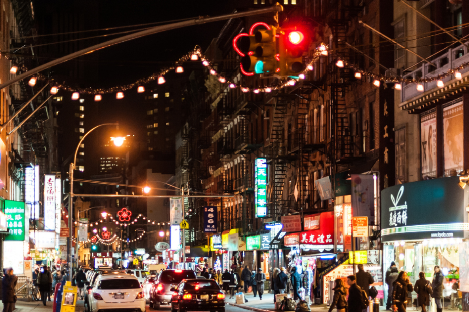Ciudad de Nueva York, Chinatown de noche. Pequeños comercios iluminados con carteles neon.