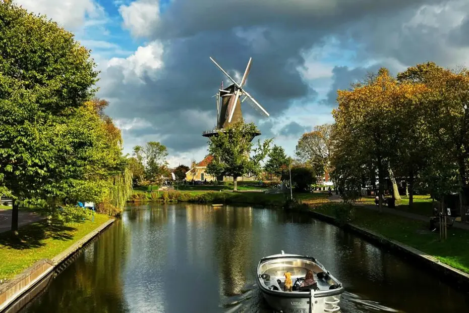 Canales del centro histórico de Leiden con vistas a sus casas tradicionales.