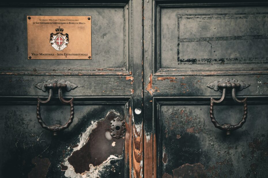 Hueco en una cerradura en Roma desde donde se puede ver la cúpula de San Pedro