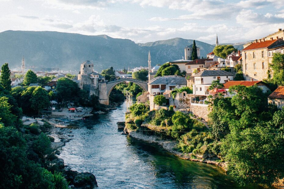 un-rio-que-corre-a-traves-de-una-exuberante-ladera-verde