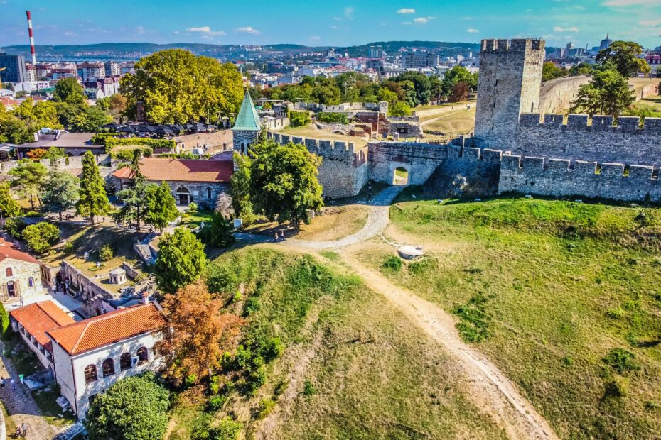 una-vista-aerea-de-una-ciudad-con-un-castillo