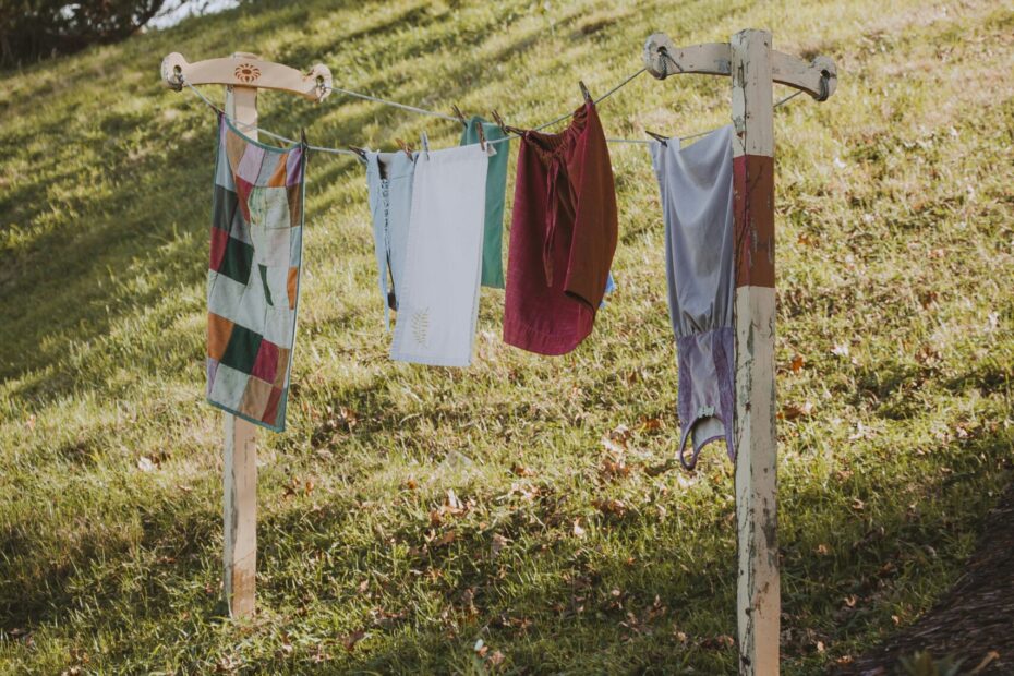 ropa colgando del tendedero de Hobbiton