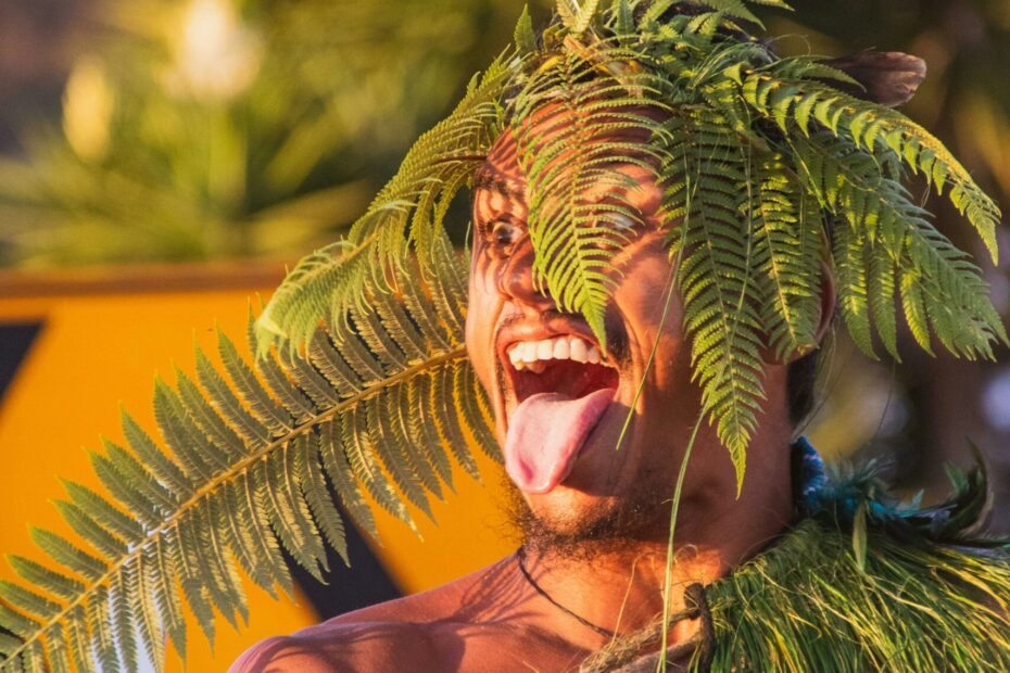 Persona Maorí, vestimenta típica